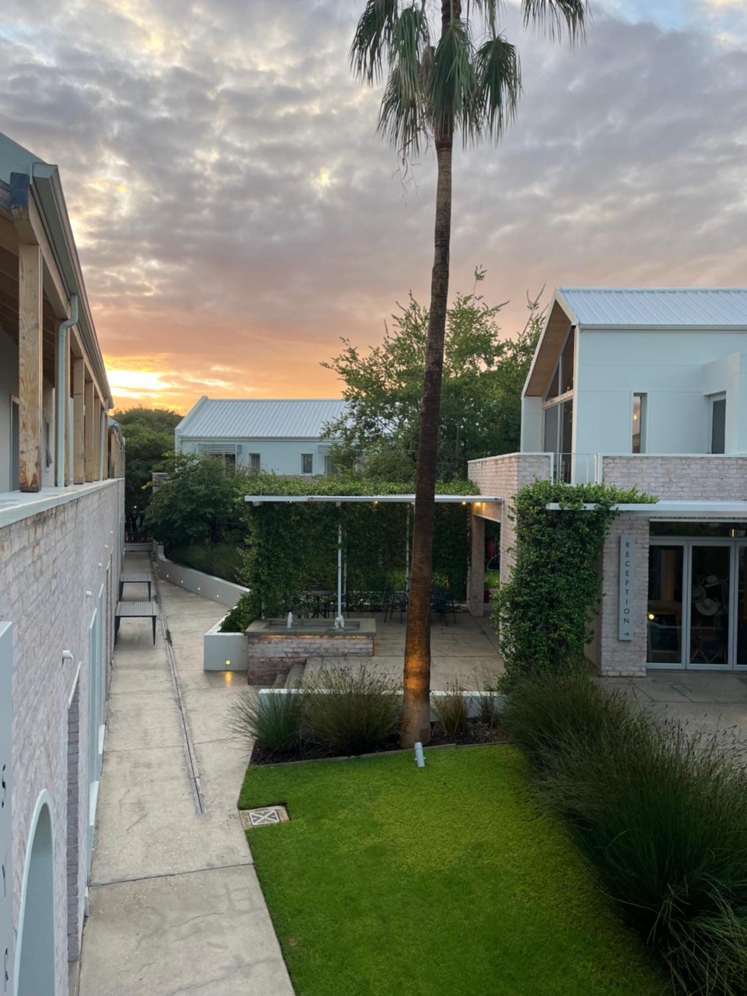 The Windhoek Luxury Suites エクステリア 写真