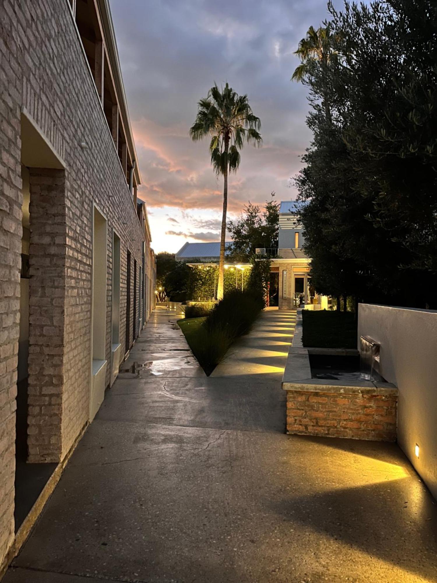 The Windhoek Luxury Suites エクステリア 写真
