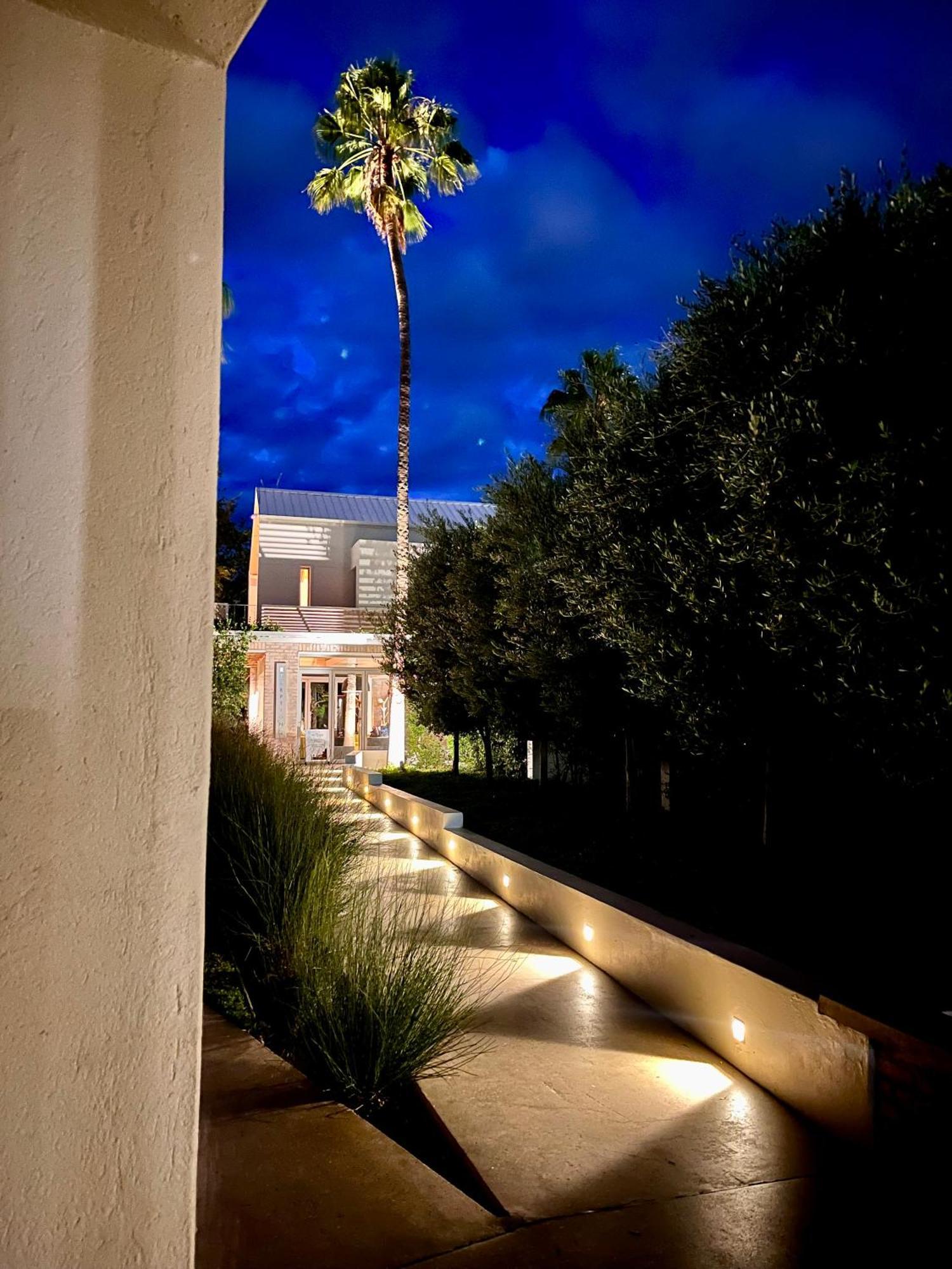 The Windhoek Luxury Suites エクステリア 写真