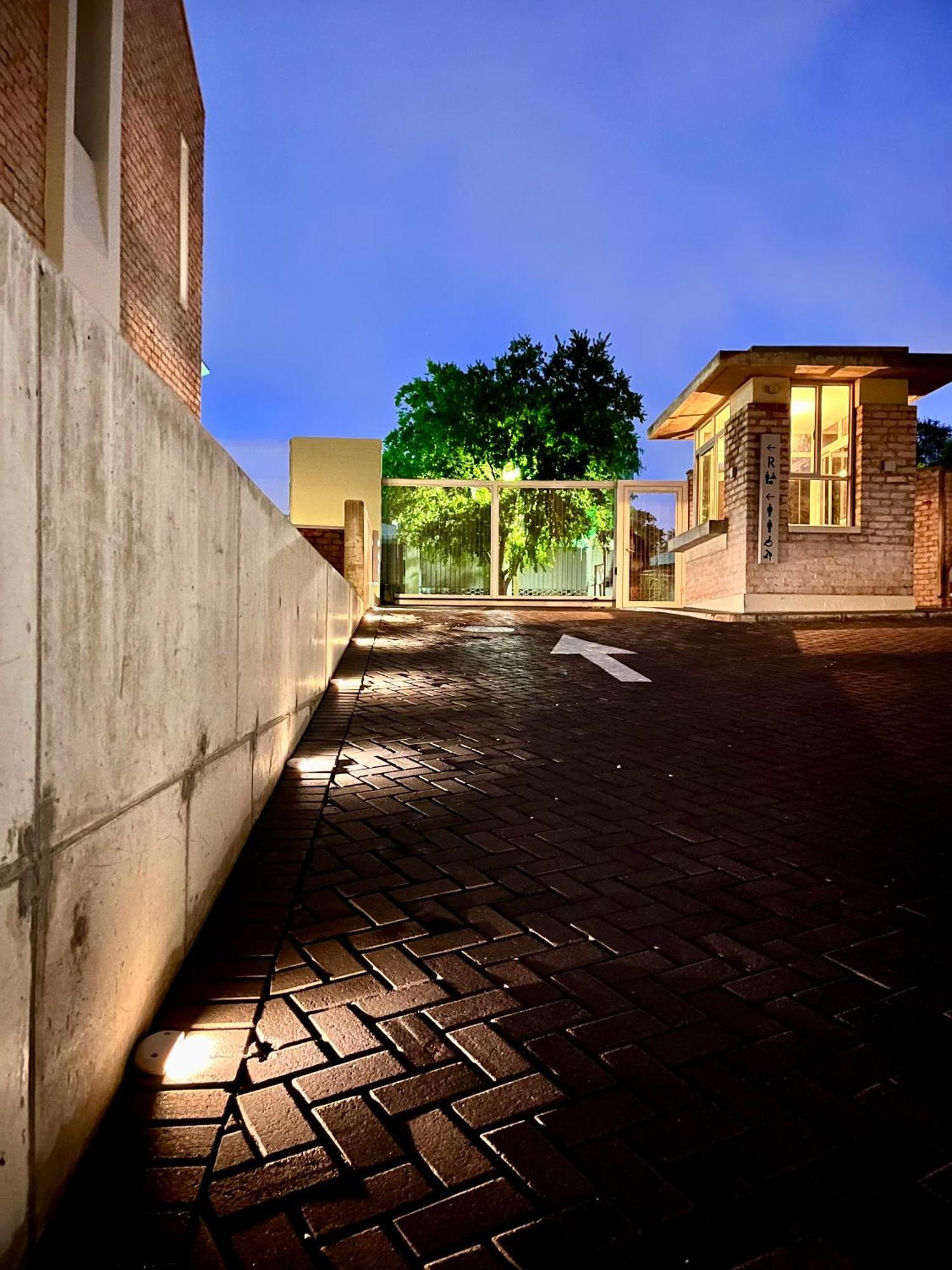 The Windhoek Luxury Suites エクステリア 写真